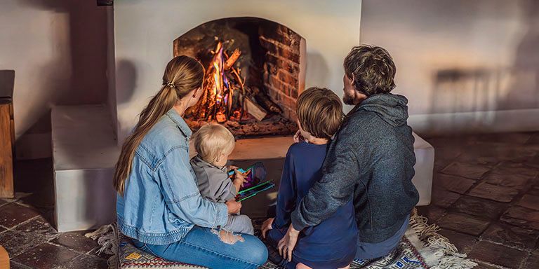 Família à lareira que sabe como prevenir incêndios domésticos