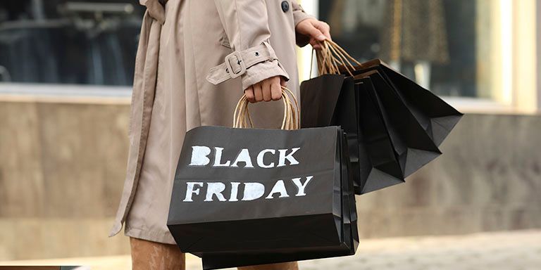 Senhora que aproveitou para fazer compras inteligentes na Black Friday