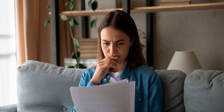 Jovem a analisar motivos de crédito recusado