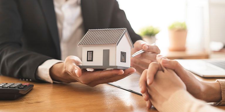 Senhor a escolher o melhor Seguro Multirriscos Habitação