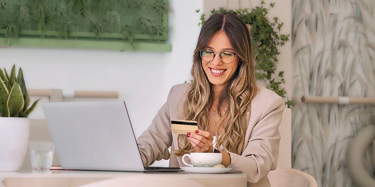 Jovem mulher a fazer compras online seguras