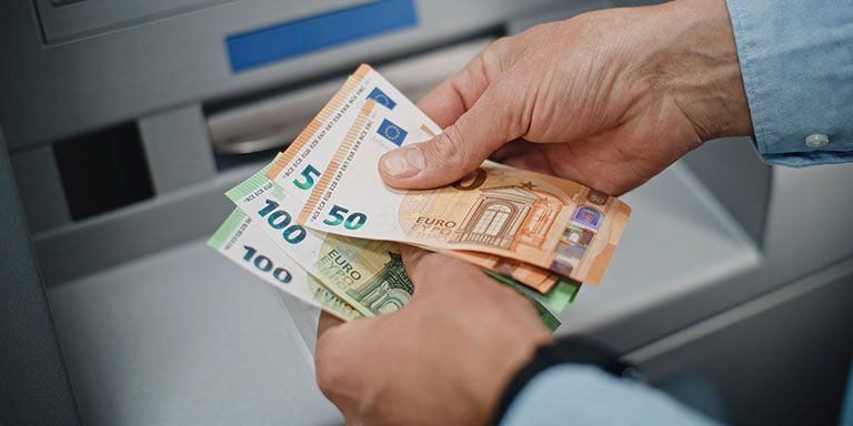 Fundo de garantia de depósitos: senhor a depositar dinheiro