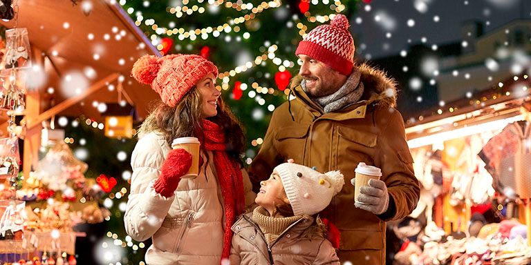 Família feliz num dos melhores mercados de Natal