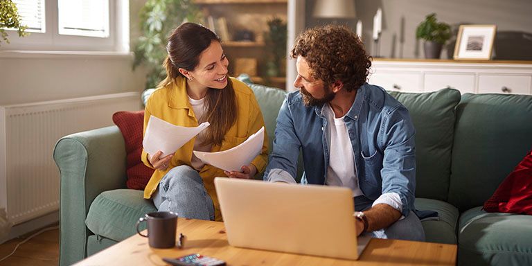 Casal de jovens a rever contratos de seguros