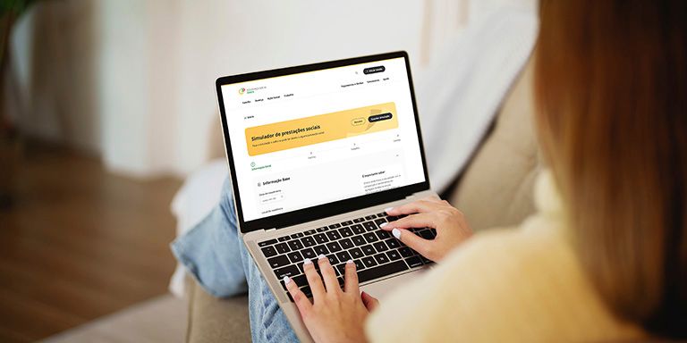 Senhora a simular o direito aos apoios da Segurança Social