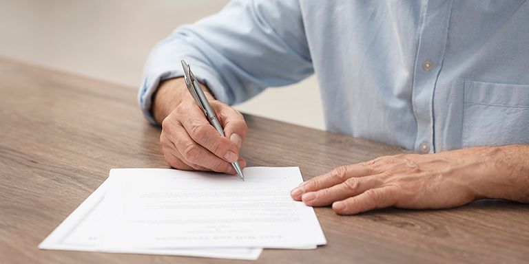 Homem a fazer um testamento
