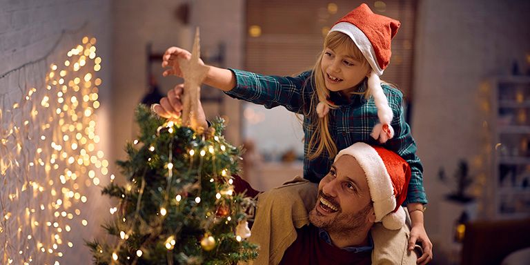 Pais a entreter as crianças nas férias de Natal