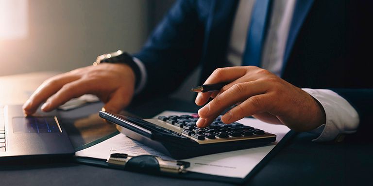 Homem a juntar créditos num só