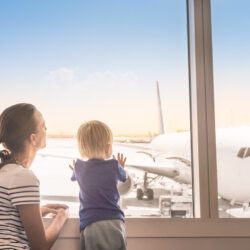 Avião e crianças: 12 truques para descomplicar