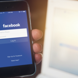 Sabia que já é possível procurar emprego pelo Facebook?